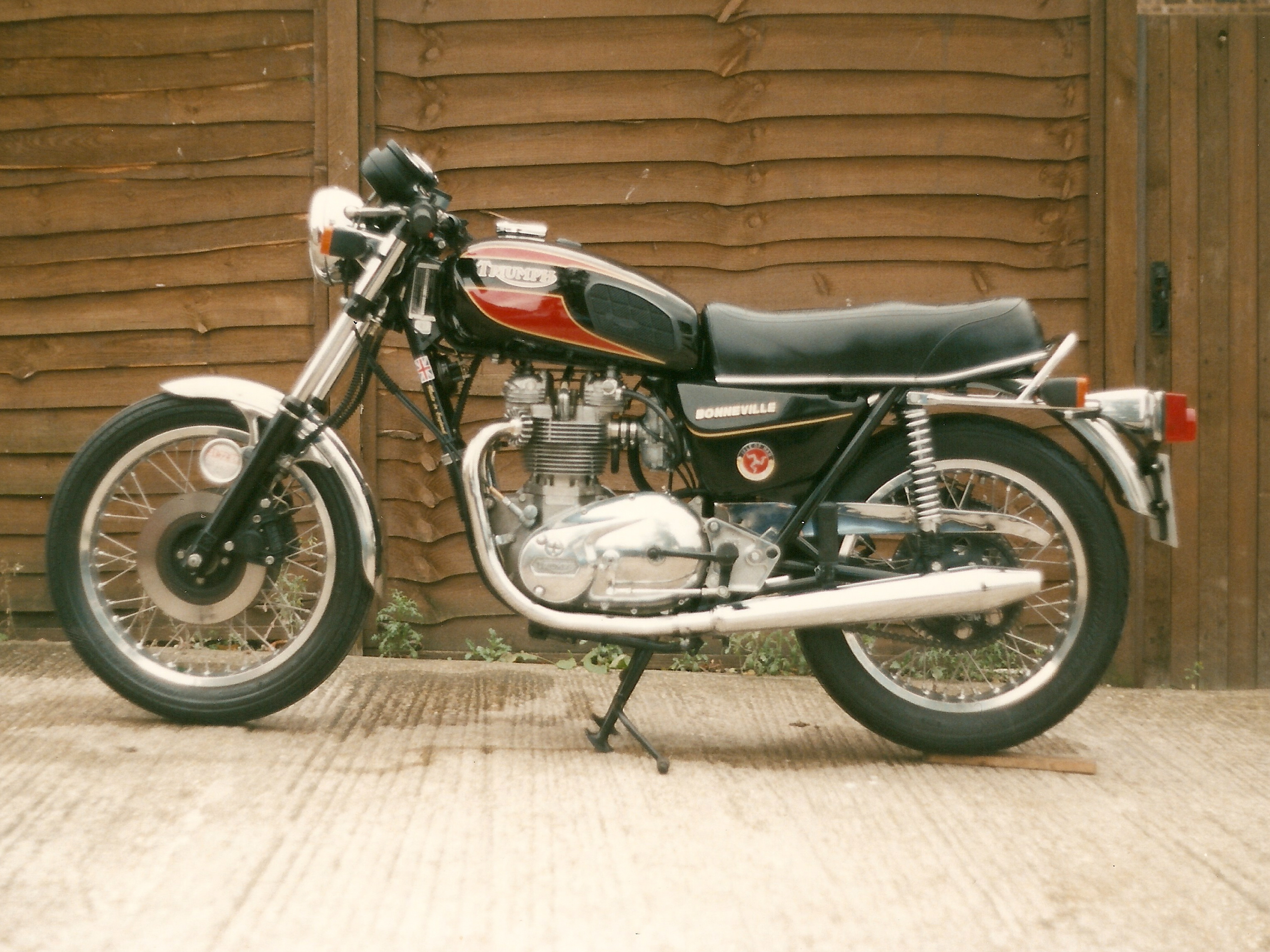  very late T140 and possibly the worst bike I ever owned, notice the Ali barrel and the rear sets